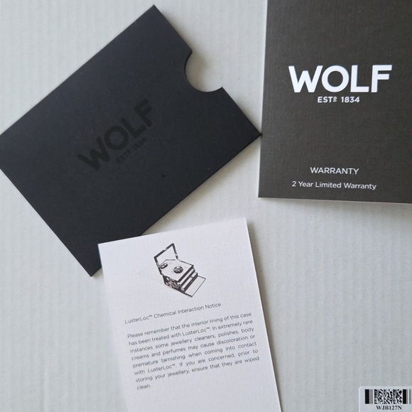 WOLF Medium Ring Box with Window and LusterLoc - Picture 6 of 6